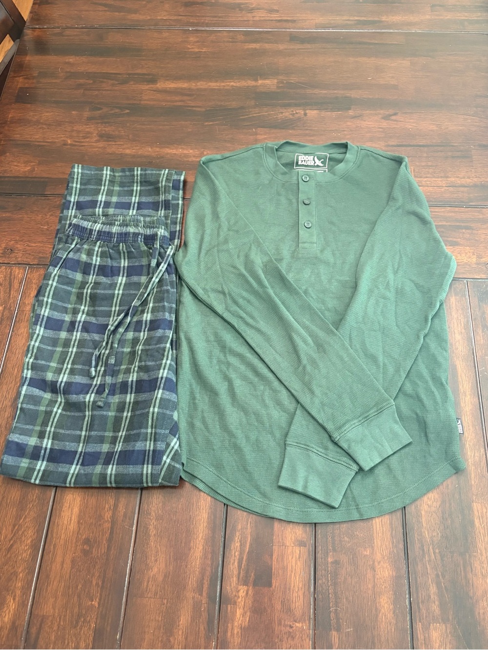 Eddie Bauer warm green plaid pajama set in Men’s XS